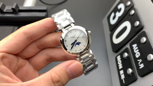 LONGINES