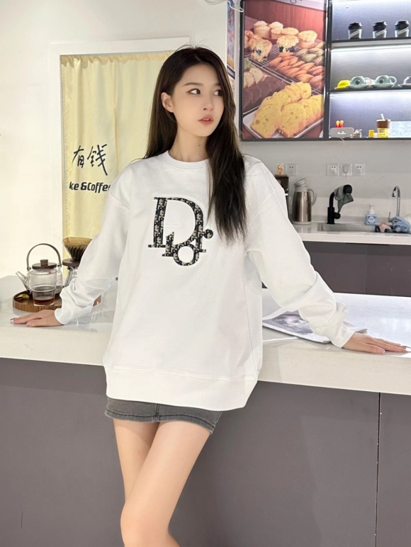 Hoodies & Sweatshirts