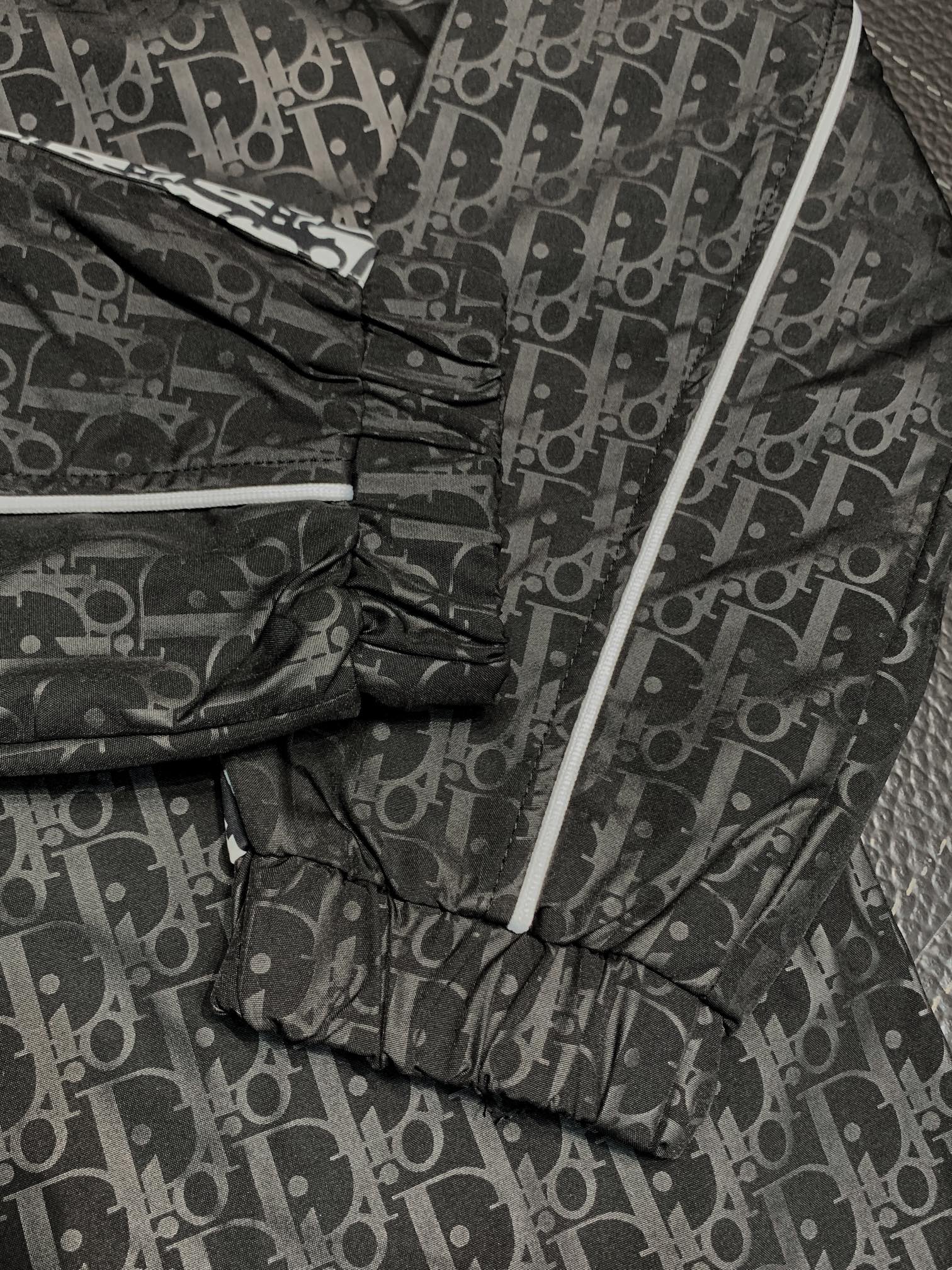 Hoodies & Sweatshirts