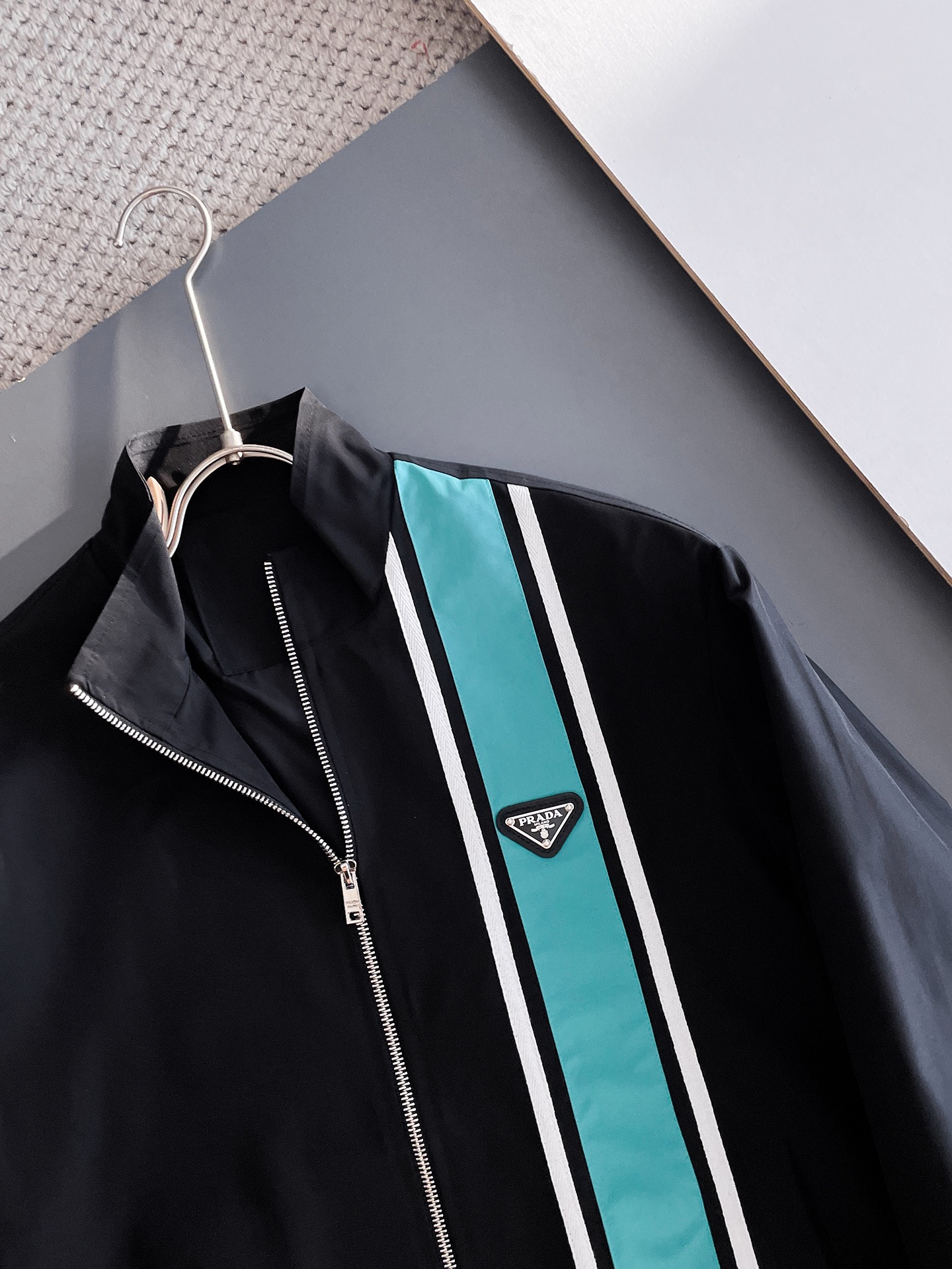 Hoodies & Sweatshirts