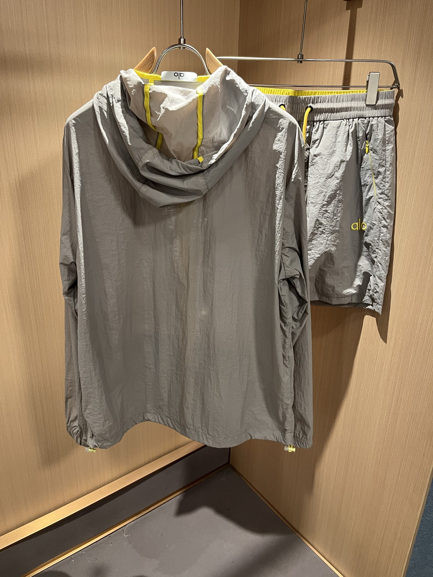 Hoodies & Sweatshirts