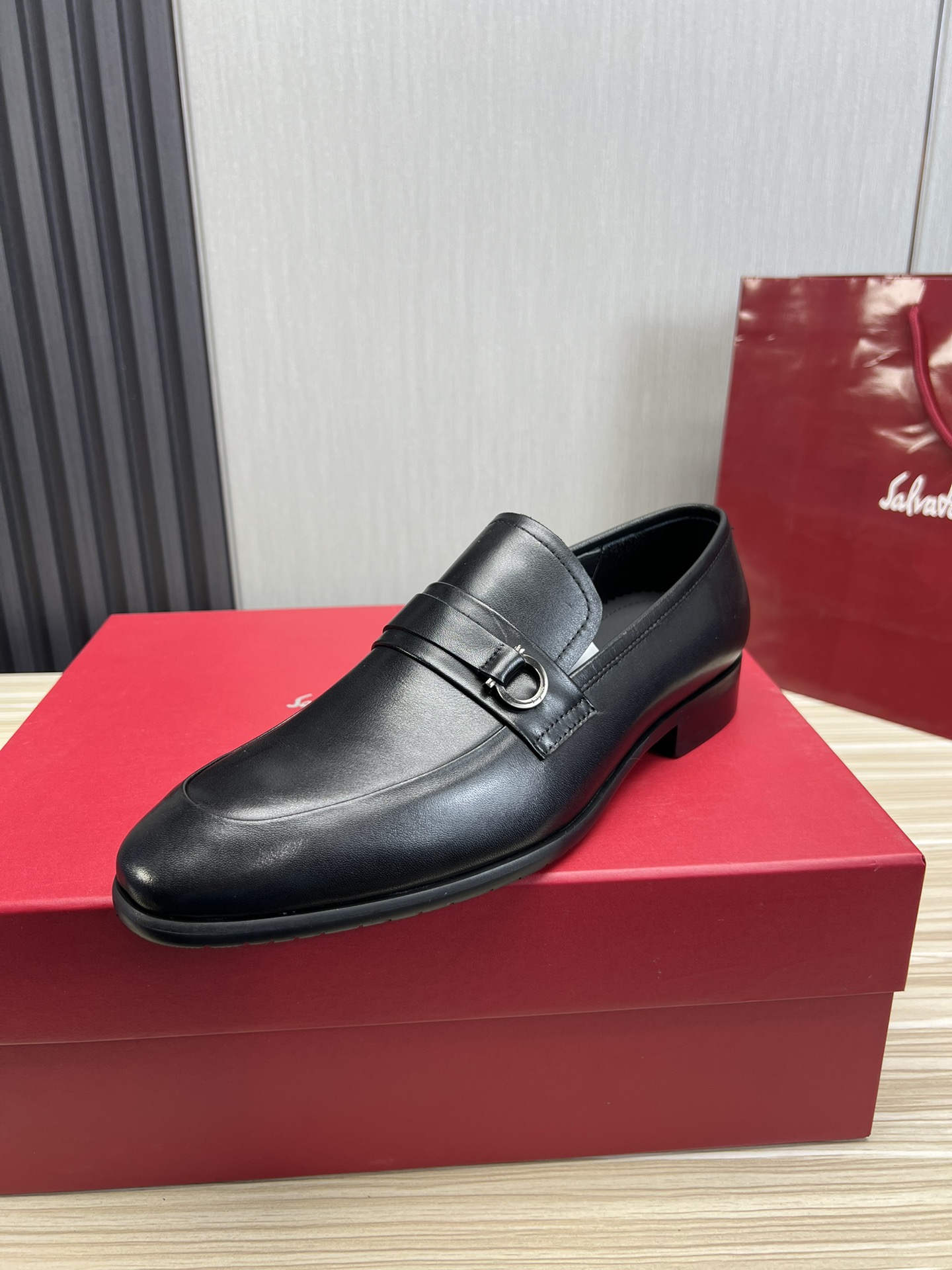 FerragamoSHOES