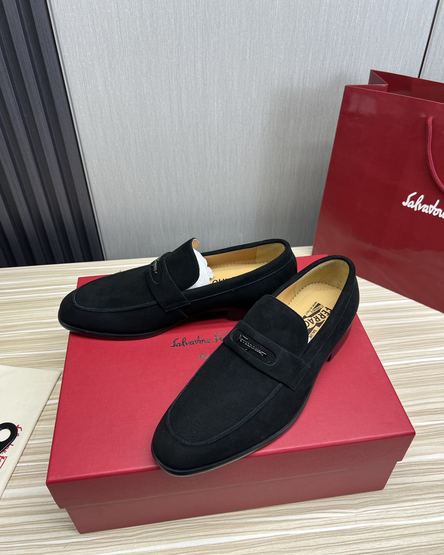 FerragamoSHOES
