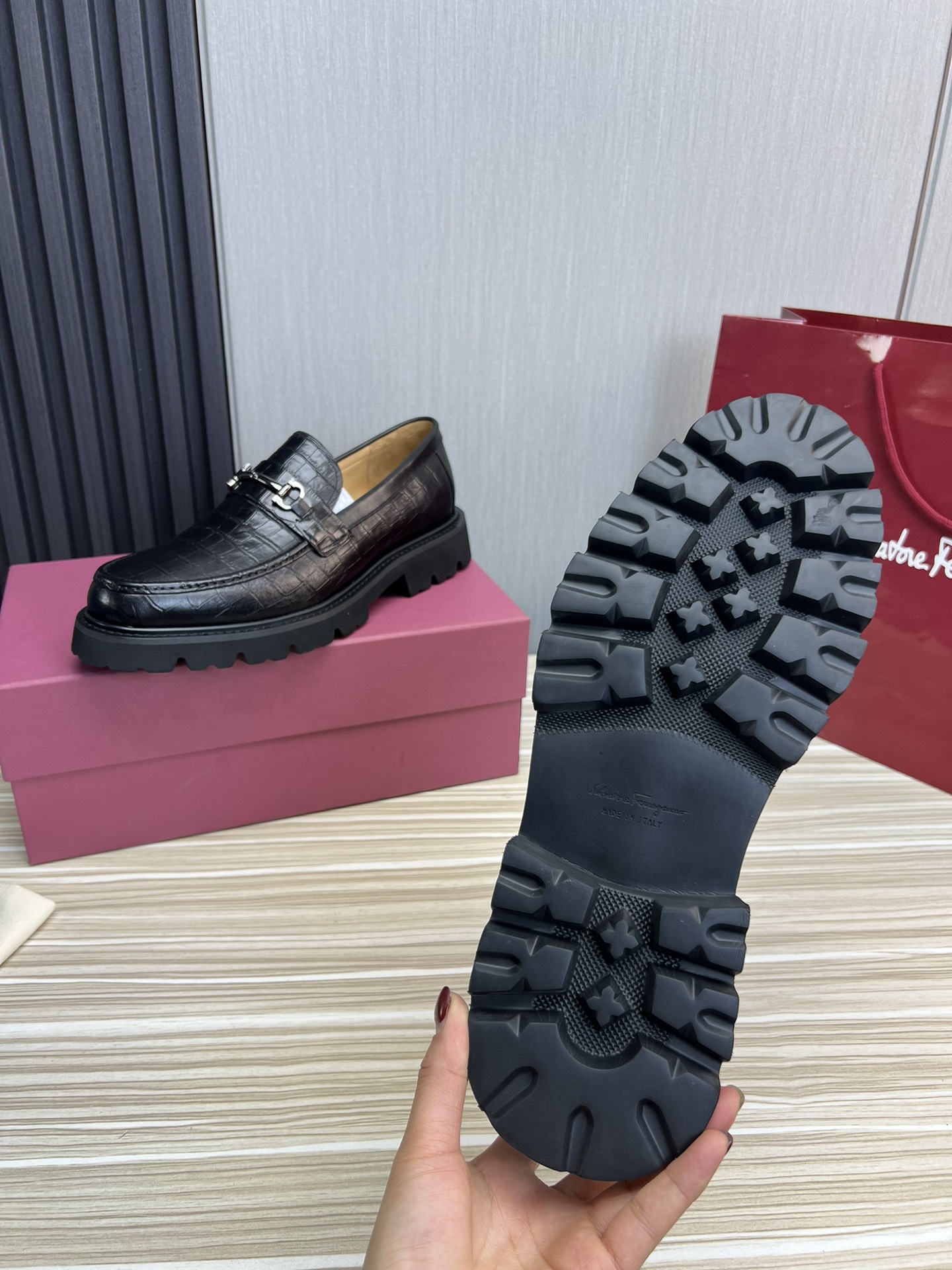 FerragamoSHOES