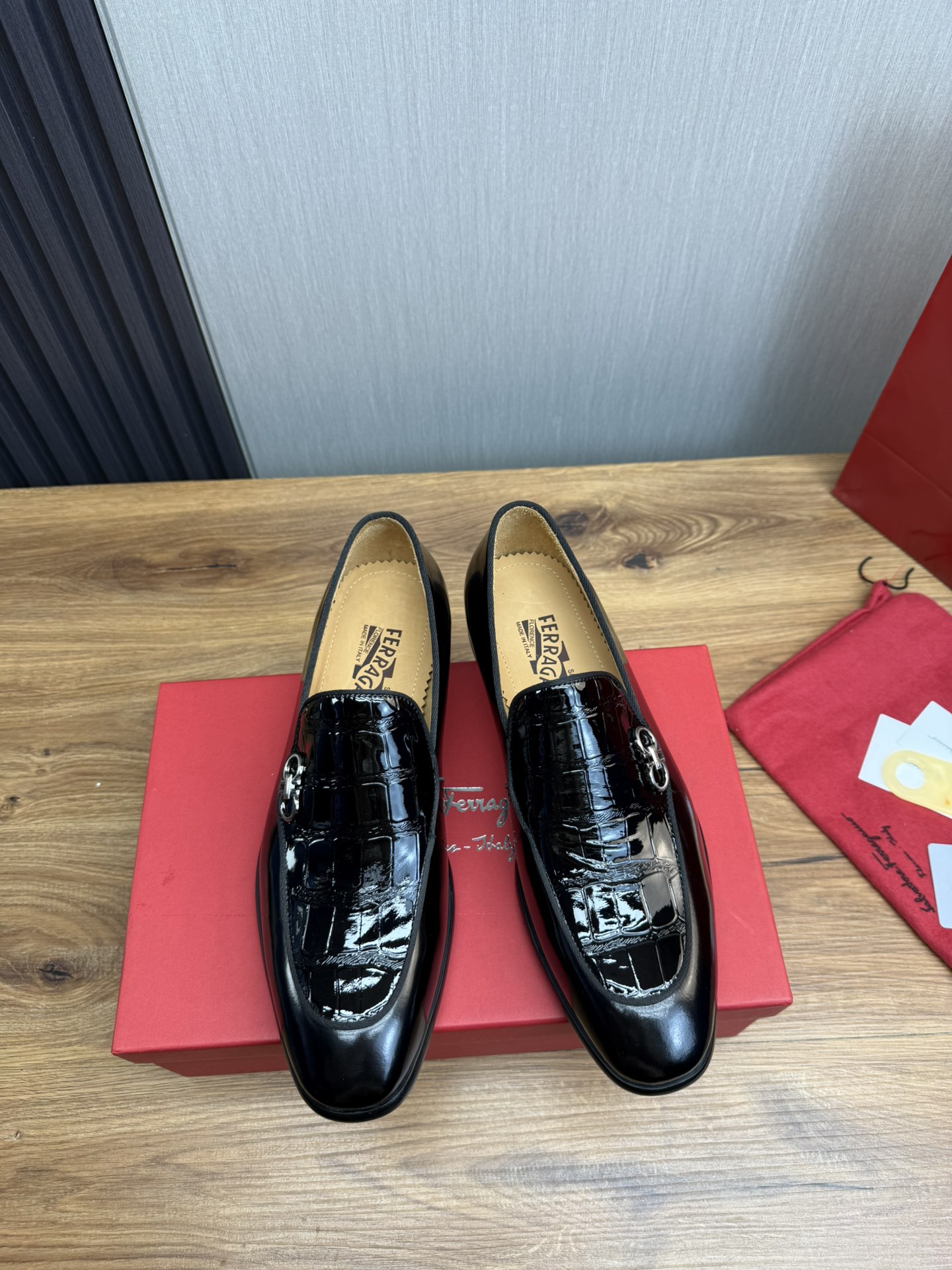 FerragamoSHOES