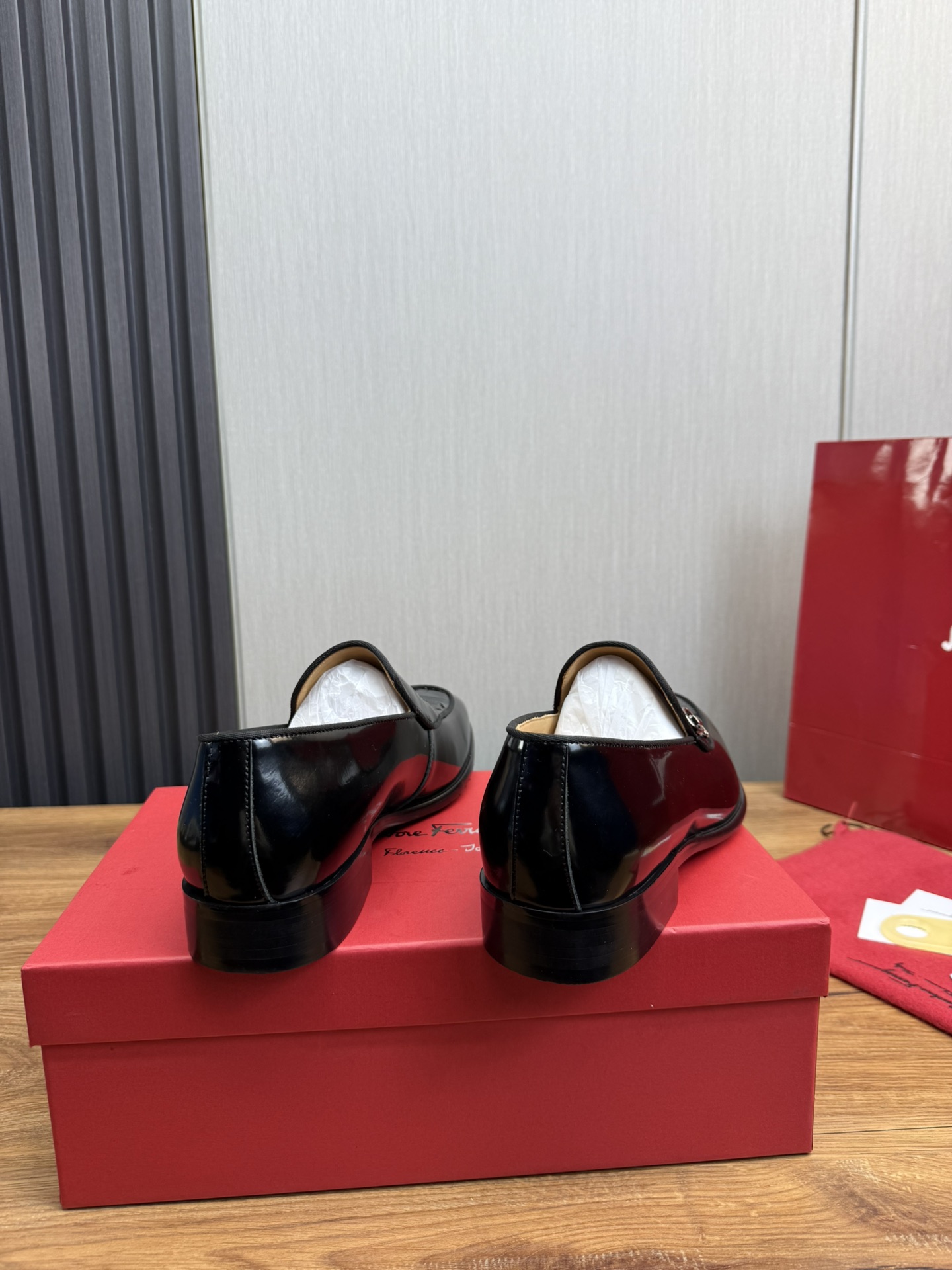 FerragamoSHOES