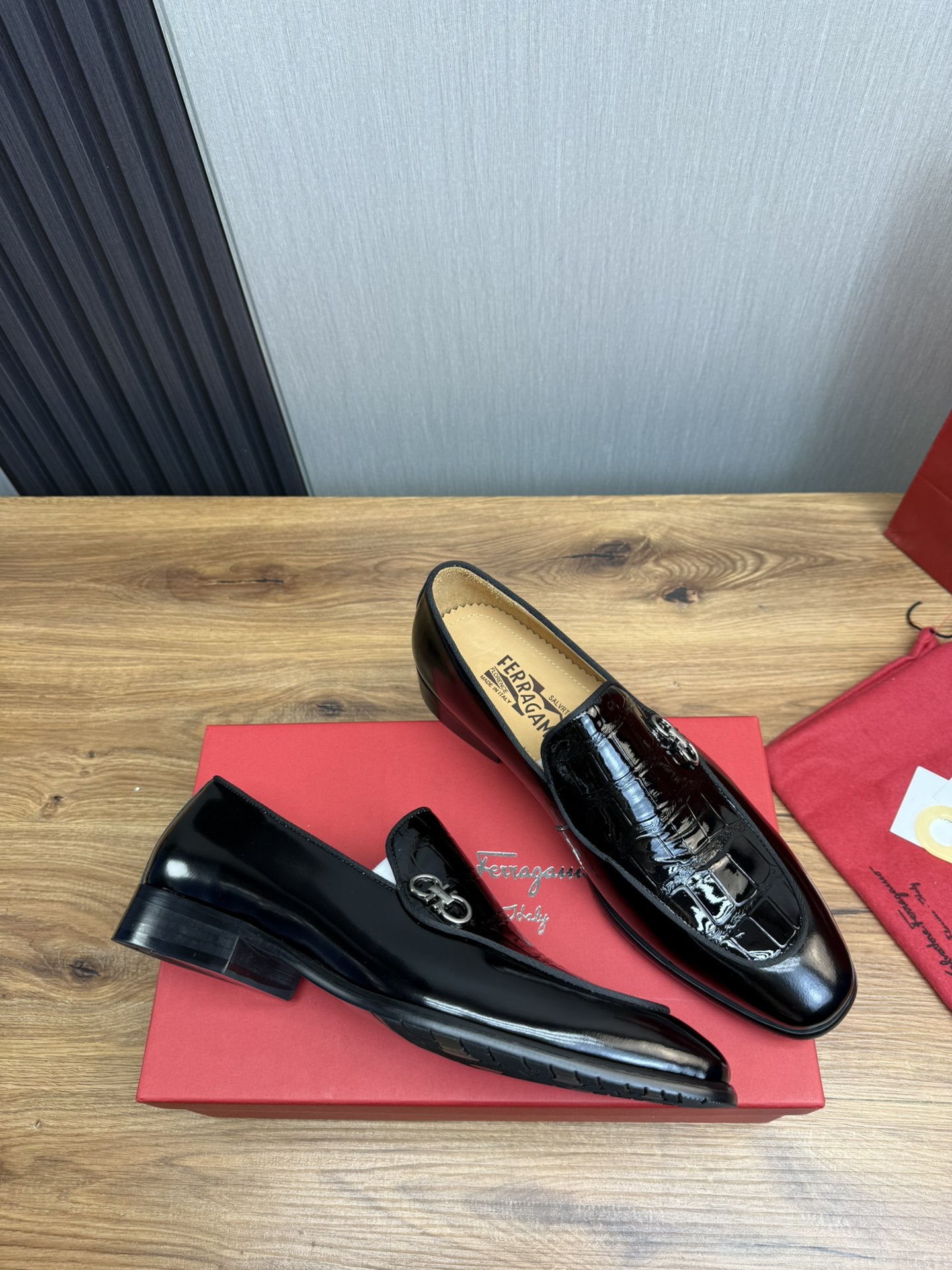 FerragamoSHOES
